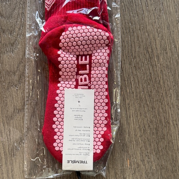 TREMBLE Red Heart Pattern Socks - Picture 5 of 6